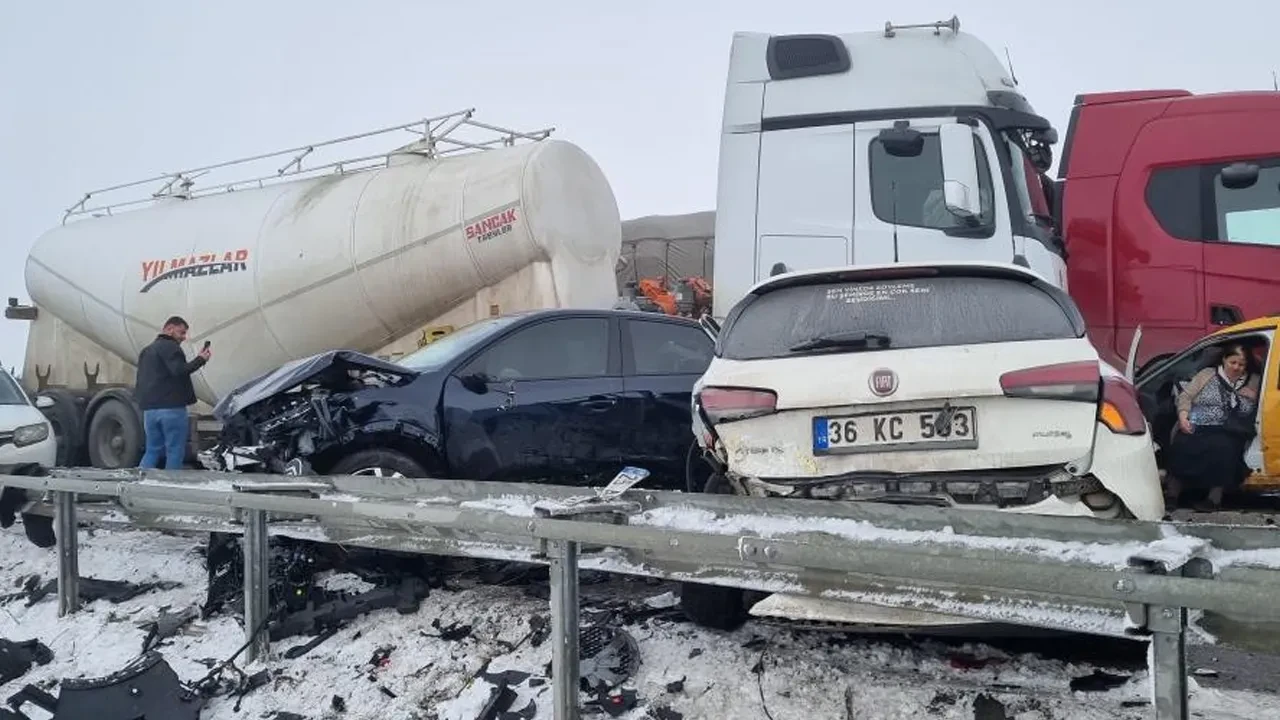 Erzurum'da zincirleme kaza! Araçlar sisli yolda birbirine girdi: Çok sayıda yaralı var
