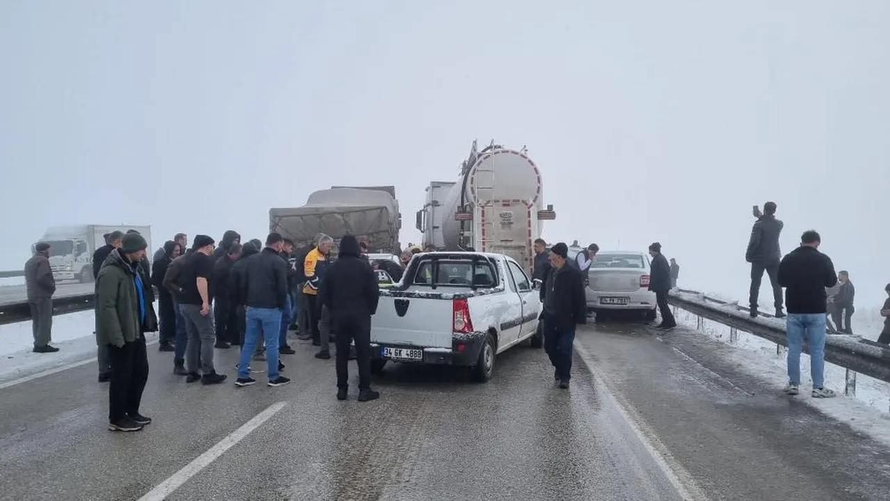 Erzurum'da zincirleme kaza! Araçlar sisli yolda birbirine girdi: Çok sayıda yaralı var 