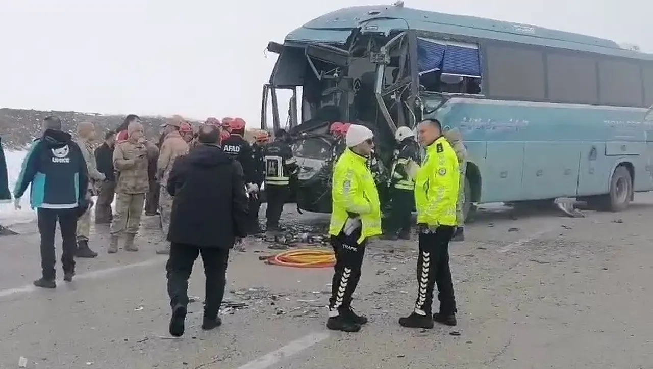 Erzurum'da zincirleme trafik kazası! Ölü ve yaralılar var