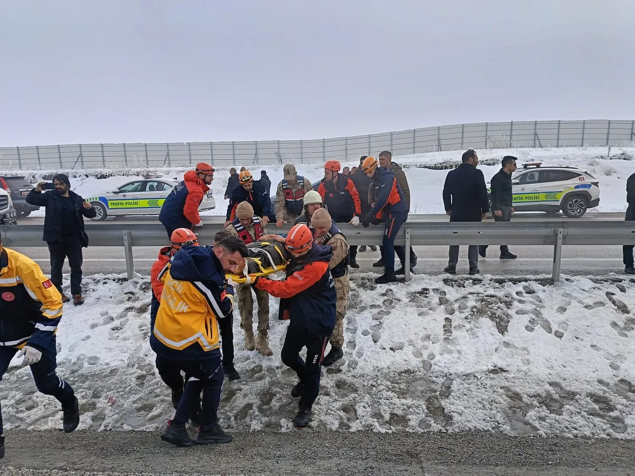 Erzurum'da zincirleme trafik kazası! Ölü ve yaralılar var