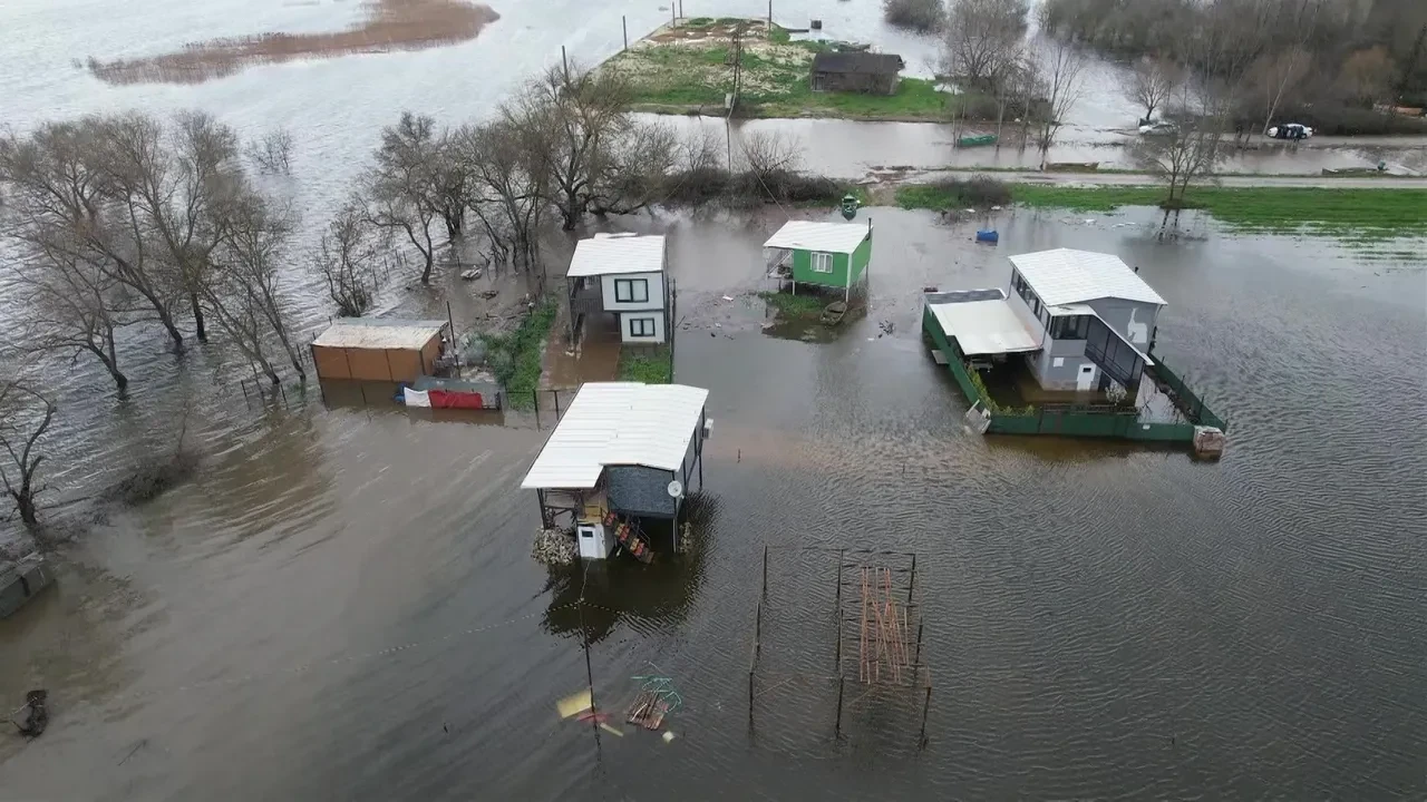 Göl taştı, mahalle suya gömüldü: Felaket havadan görüntülendi