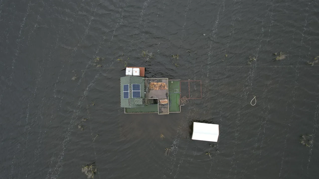 Göl taştı, mahalle suya gömüldü: Felaket havadan görüntülendi