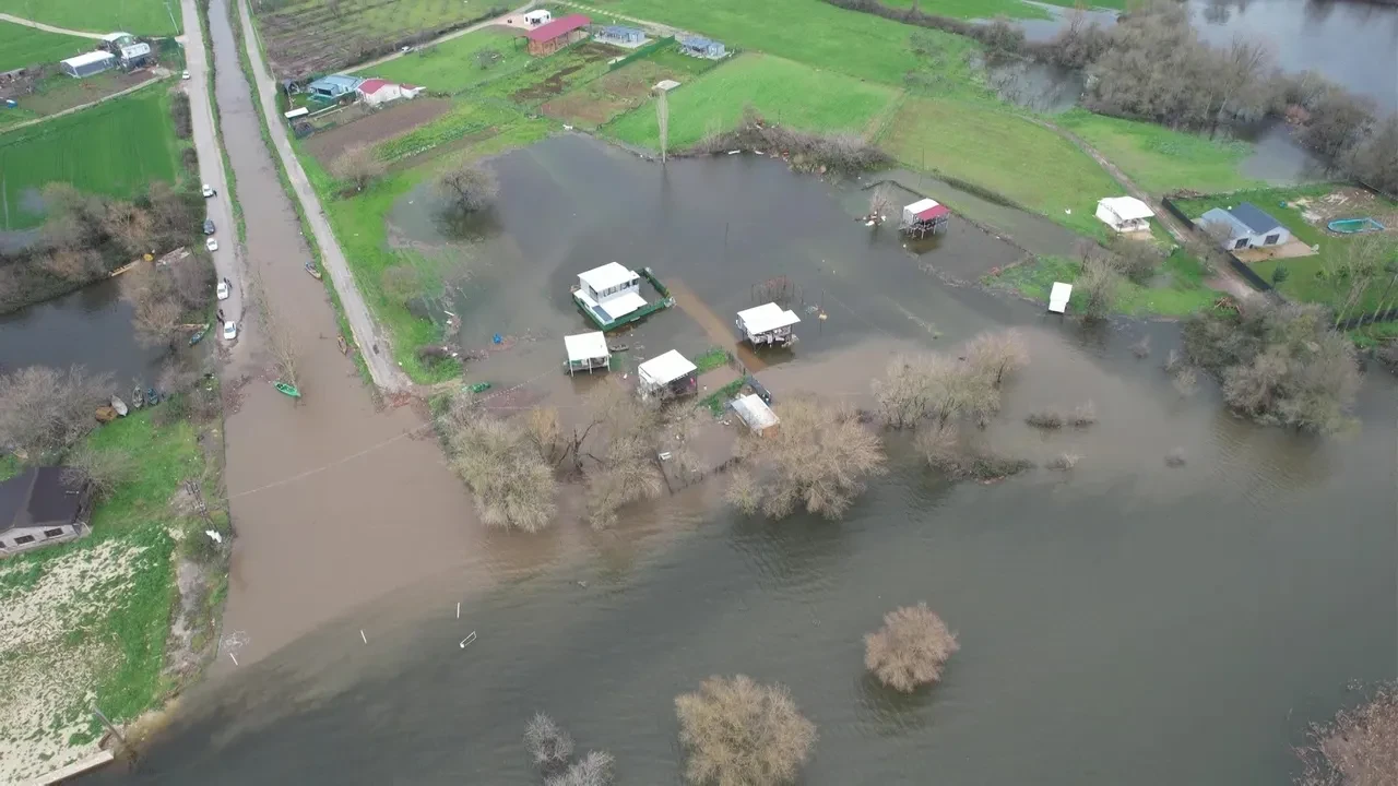 Göl taştı, mahalle suya gömüldü: Felaket havadan görüntülendi