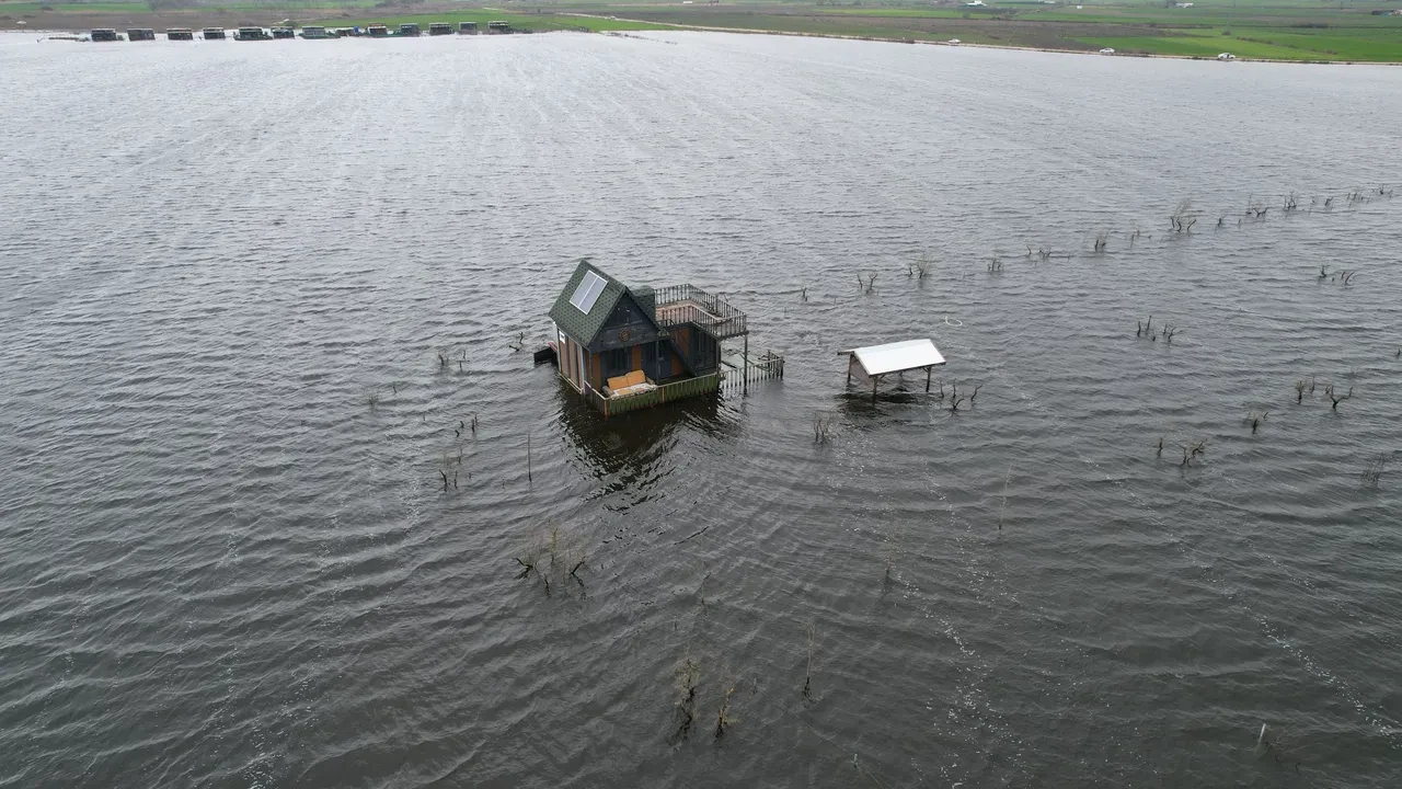 Göl taştı, mahalle suya gömüldü: Felaket havadan görüntülendi