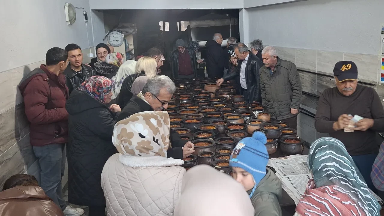 İftar sofrasının asırlık misafiri: Tam 8 saatte pişiyor, davul sesini duyan fırınlara koşuyor!