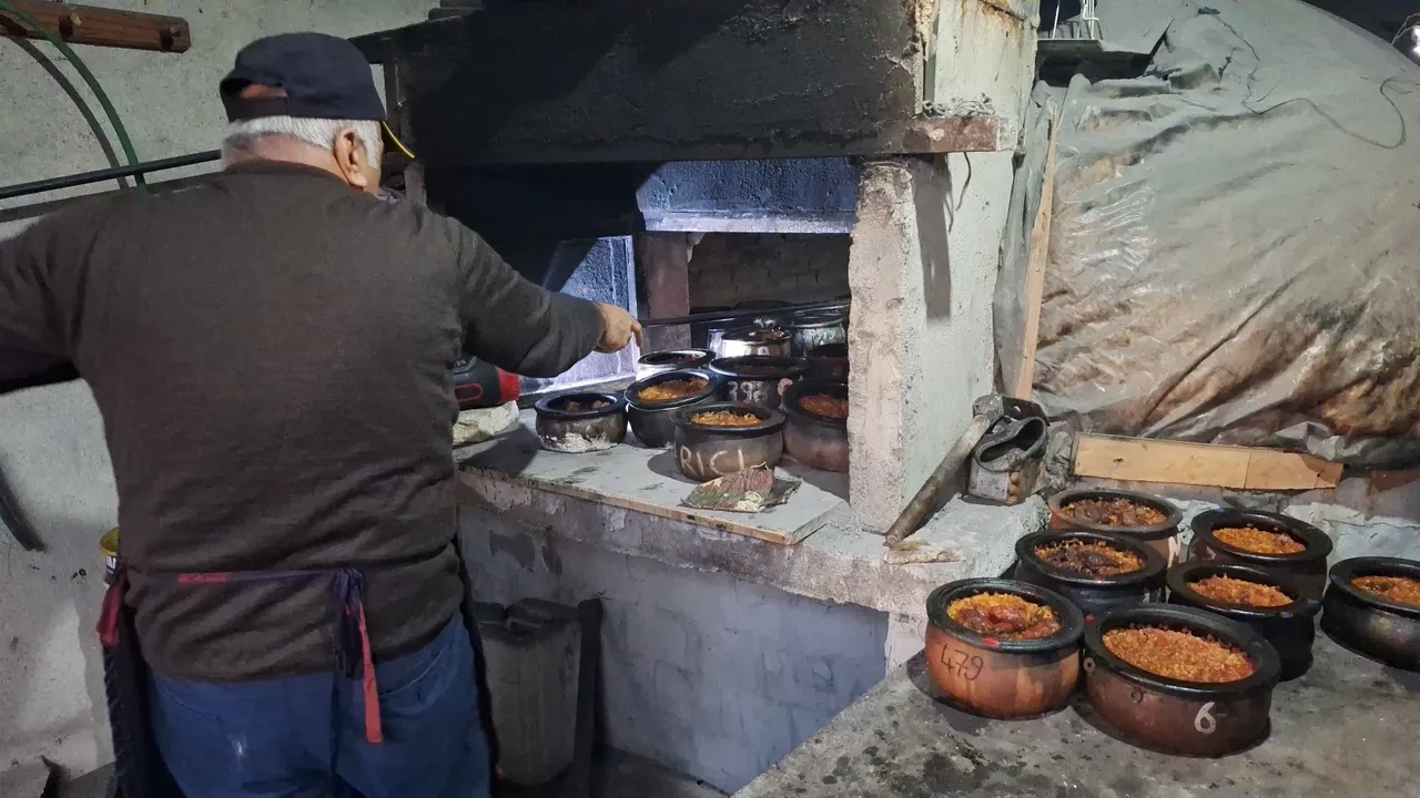 İftar sofrasının asırlık misafiri: Tam 8 saatte pişiyor, davul sesini duyan fırınlara koşuyor!