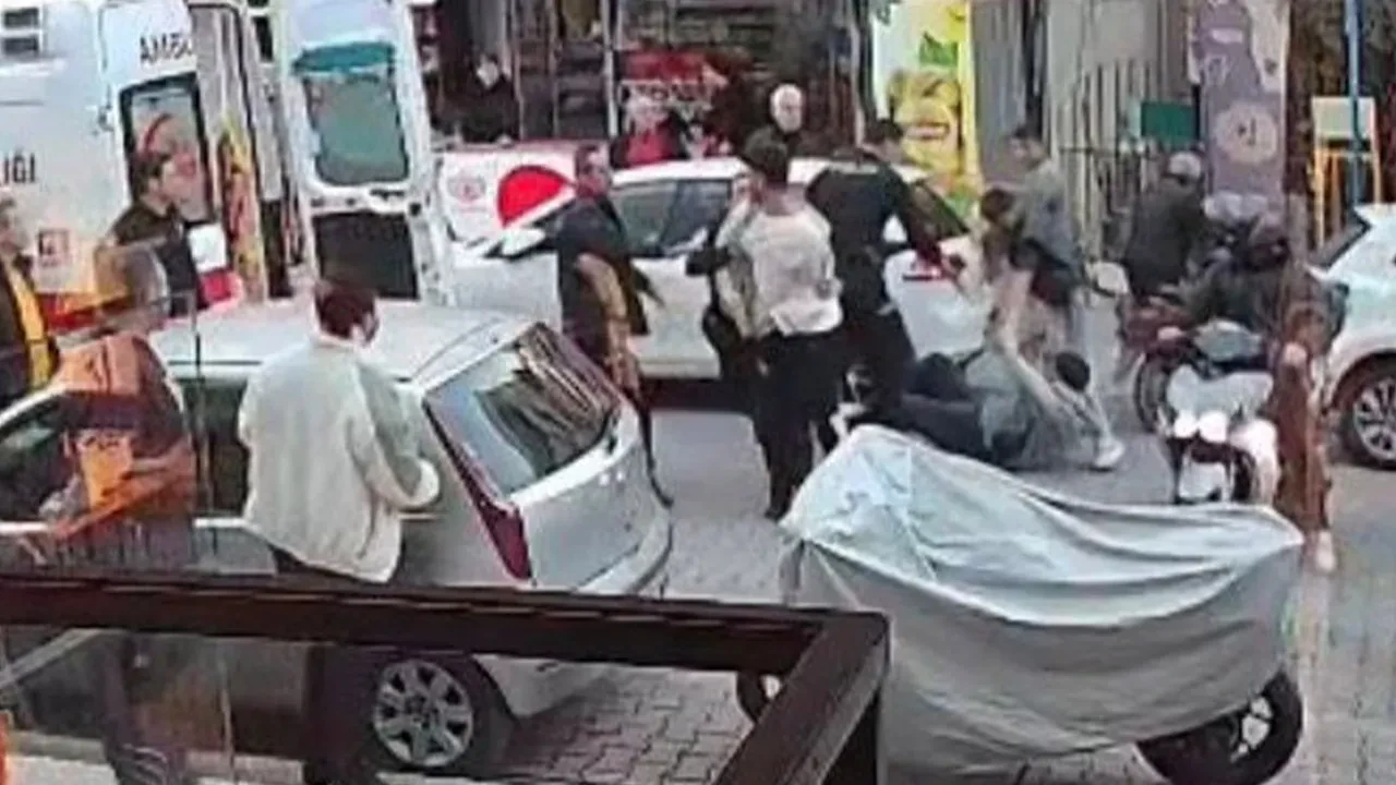 İki grup arasında bıçaklı kavga çıktı, esnaf gruplaşan gençlerden şikayetçi oldu: 1 ağır yaralı