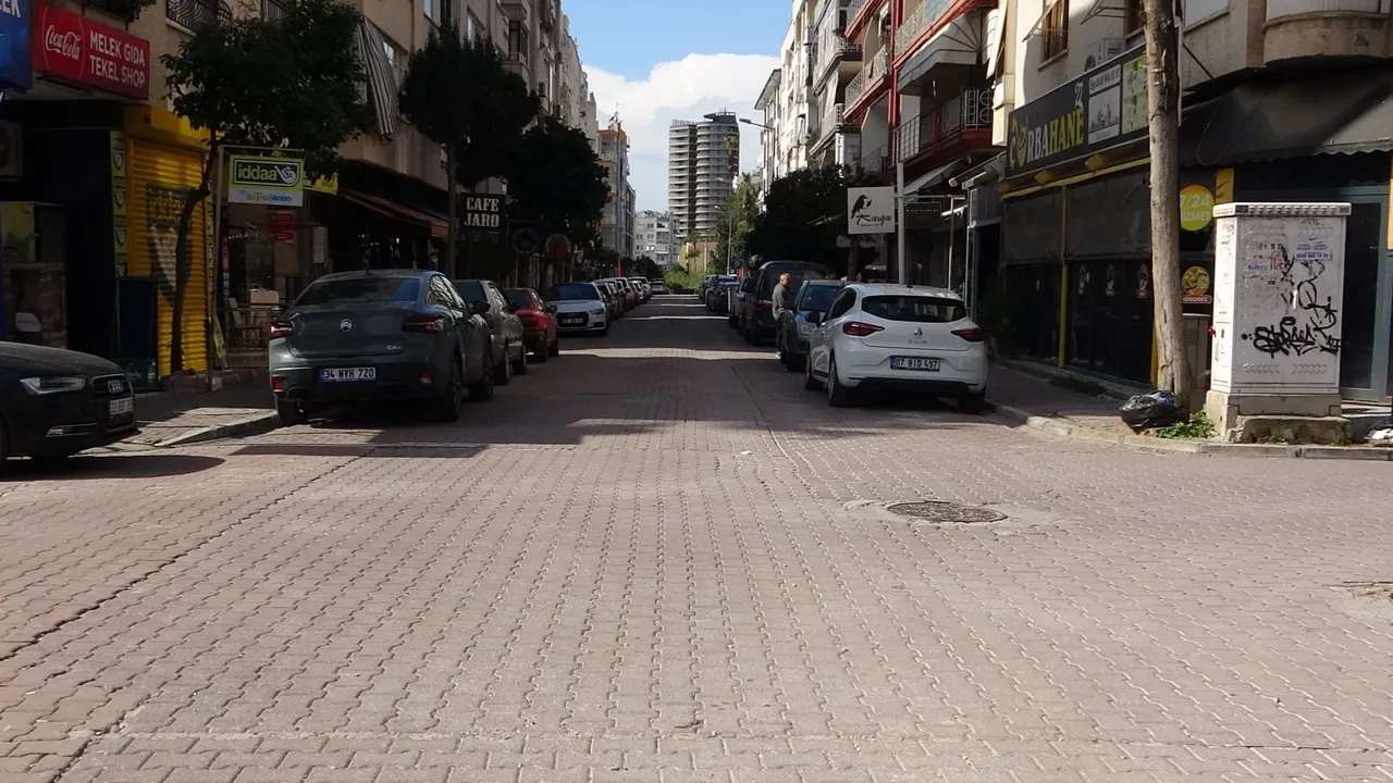 İki grup arasında bıçaklı kavga çıktı, esnaf gruplaşan gençlerden şikayetçi oldu: 1 ağır yaralı