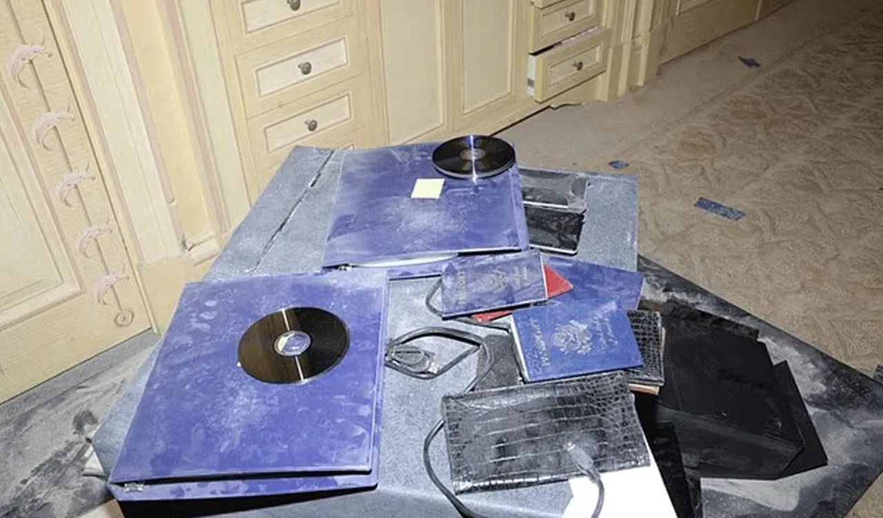 Jeffrey Epstein'in gizli depoları ortaya çıktı: CD'ler, fotoğraflar, kayıtlar