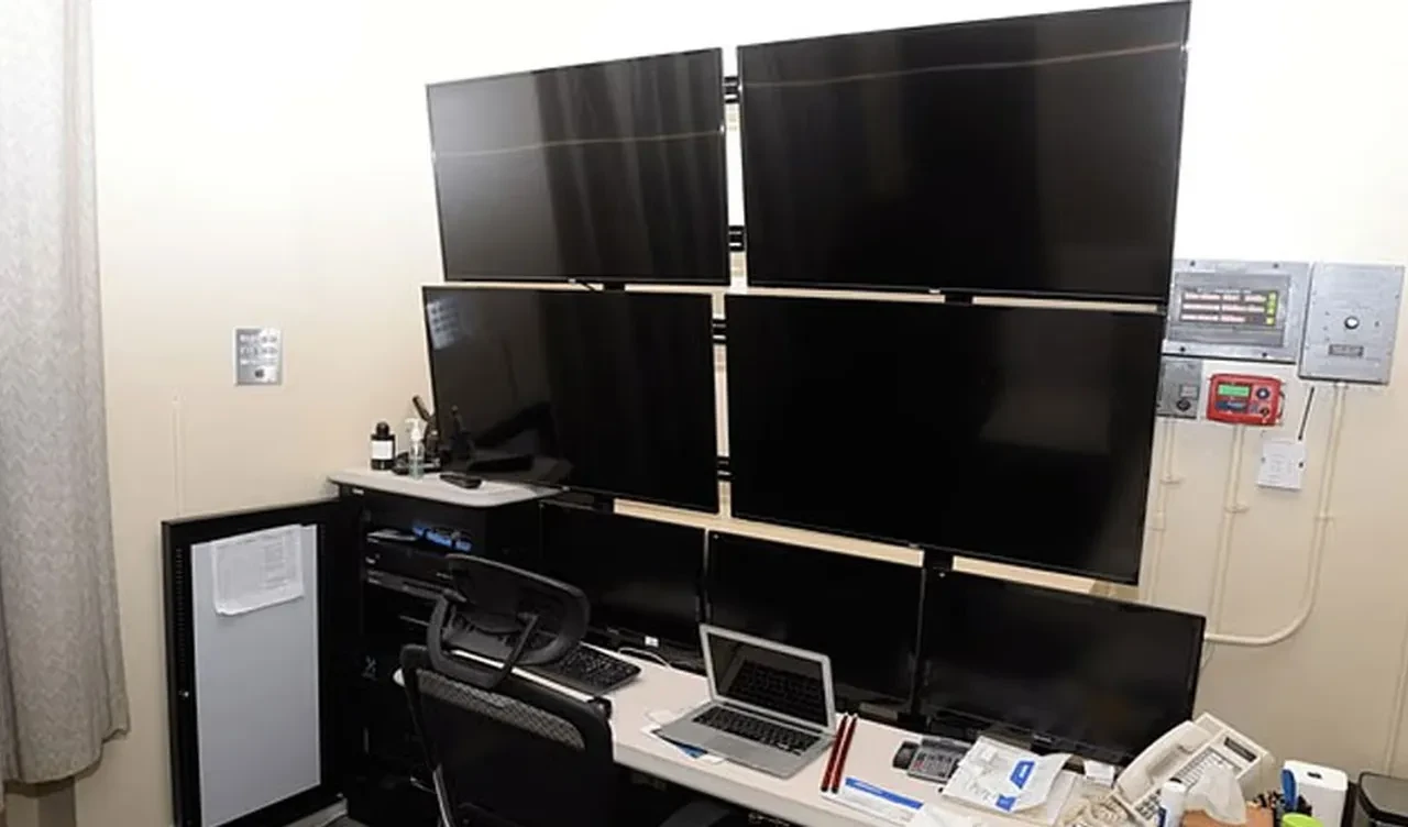 Jeffrey Epstein'in gizli depoları ortaya çıktı: CD'ler, fotoğraflar, kayıtlar