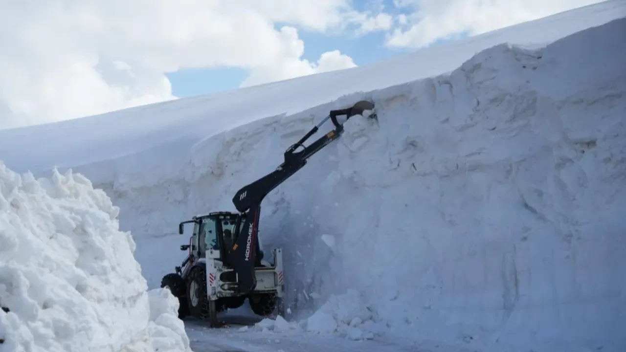 Kalınlığı 6 metreyi aşan karla zorlu mücadele