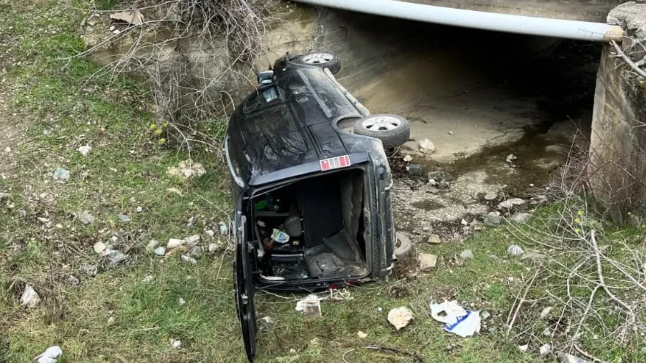 Kamyonet menfeze devrildi! Fezi kazada yaralılar var
