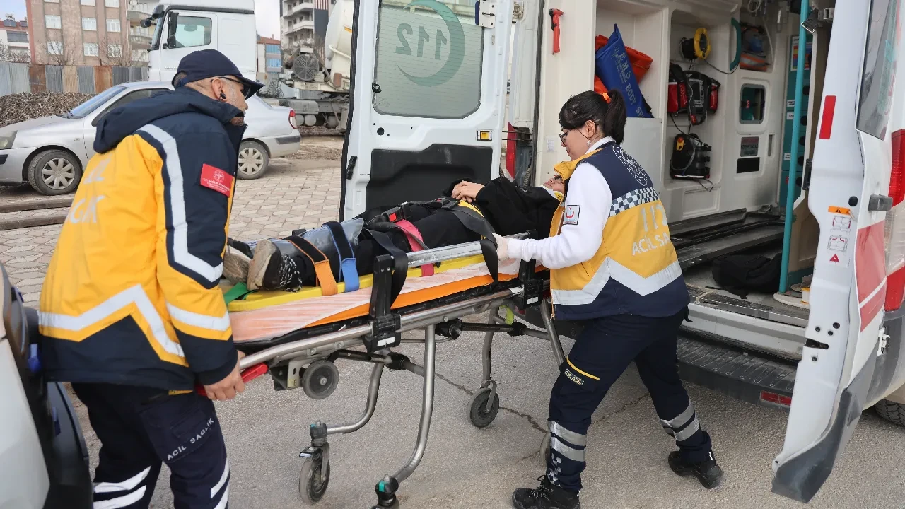 Öğrenci servisine kamyonet çarptı! Feci kazada yaralılar var