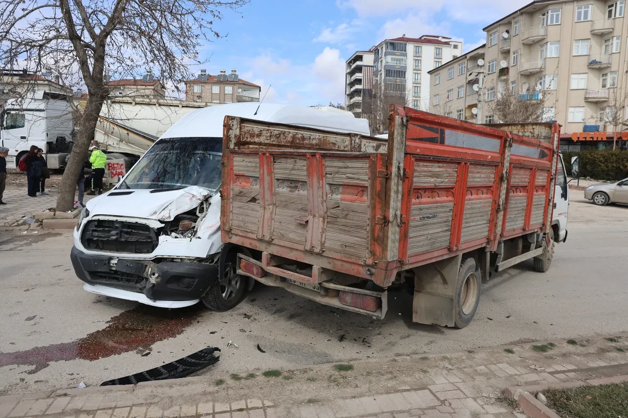 Öğrenci servisine kamyonet çarptı! Feci kazada yaralılar var