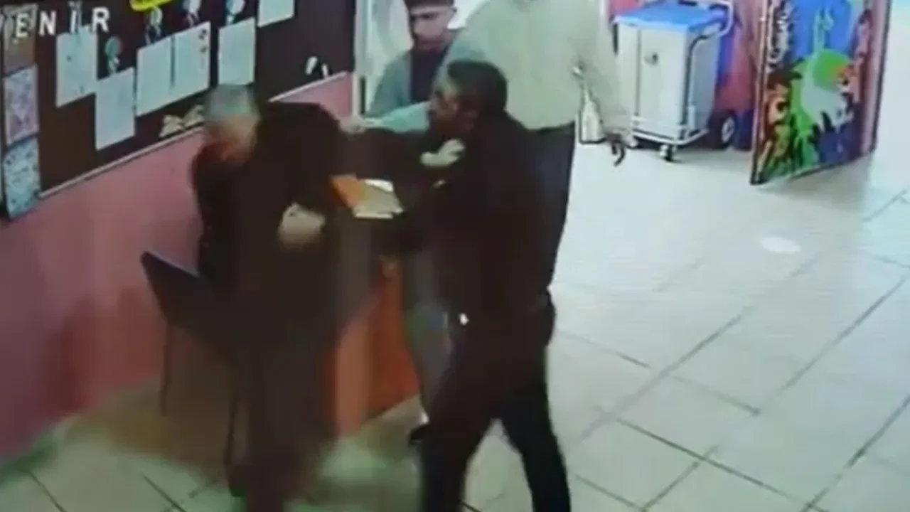 Okul müdürlerine böyle saldırmışlar! Bitlis'teki olayın güvenlik kamerası görüntüleri ortaya çıktı