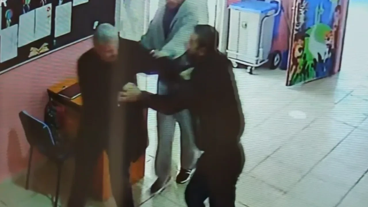 Okul müdürlerine böyle saldırmışlar! Bitlis'teki olayın güvenlik kamerası görüntüleri ortaya çıktı