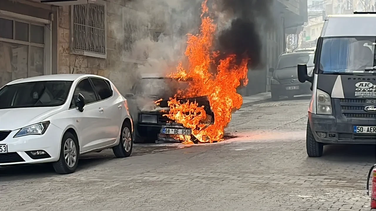 Park halindeki otomobil alev topuna döndü