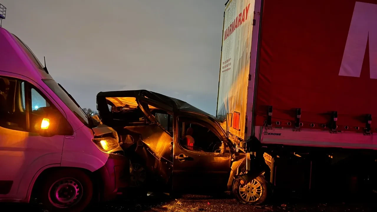 Sakarya geçişinde zincirleme kaza! Çok sayıda yaralı var, Ankara istikameti geçişe kapandı