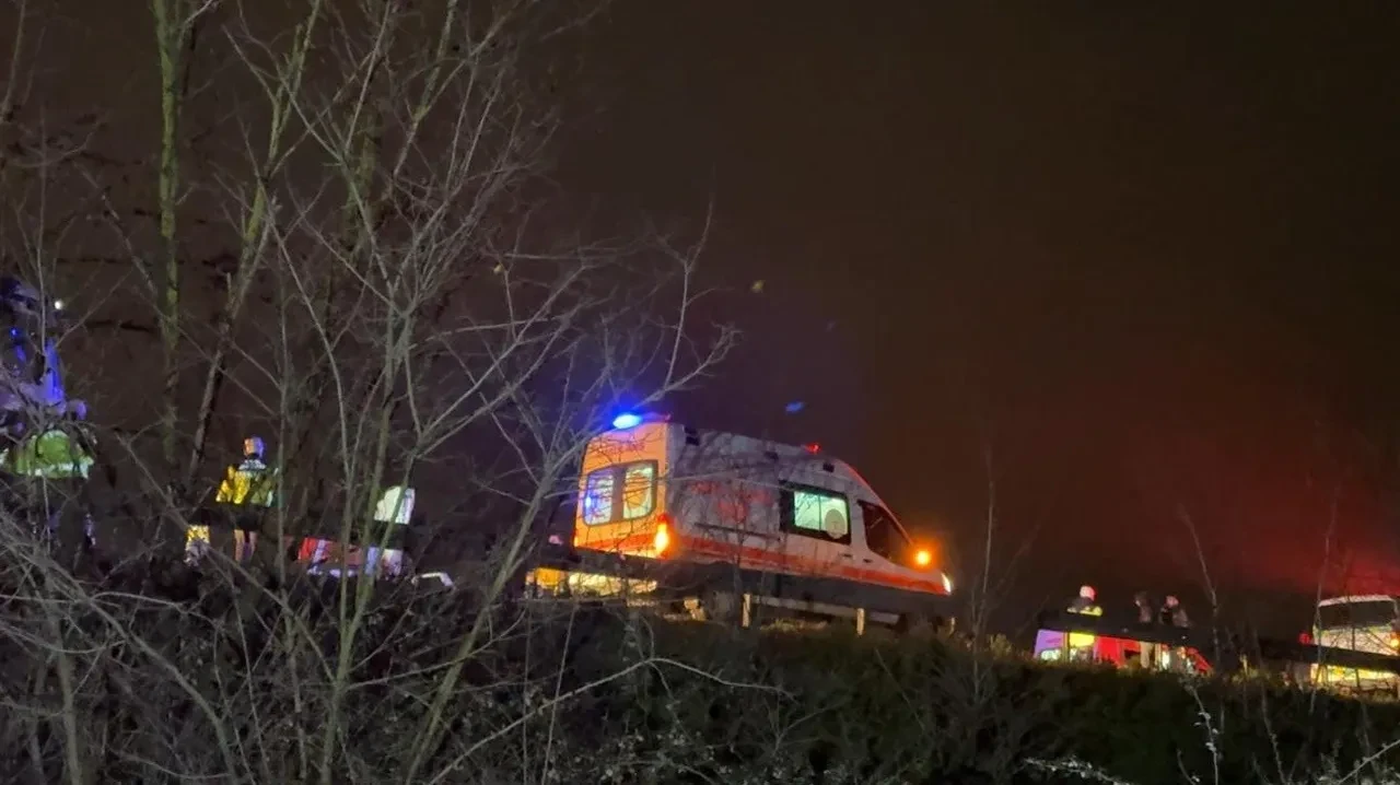 Sakarya geçişinde zincirleme kaza! Çok sayıda yaralı var, Ankara istikameti geçişe kapandı