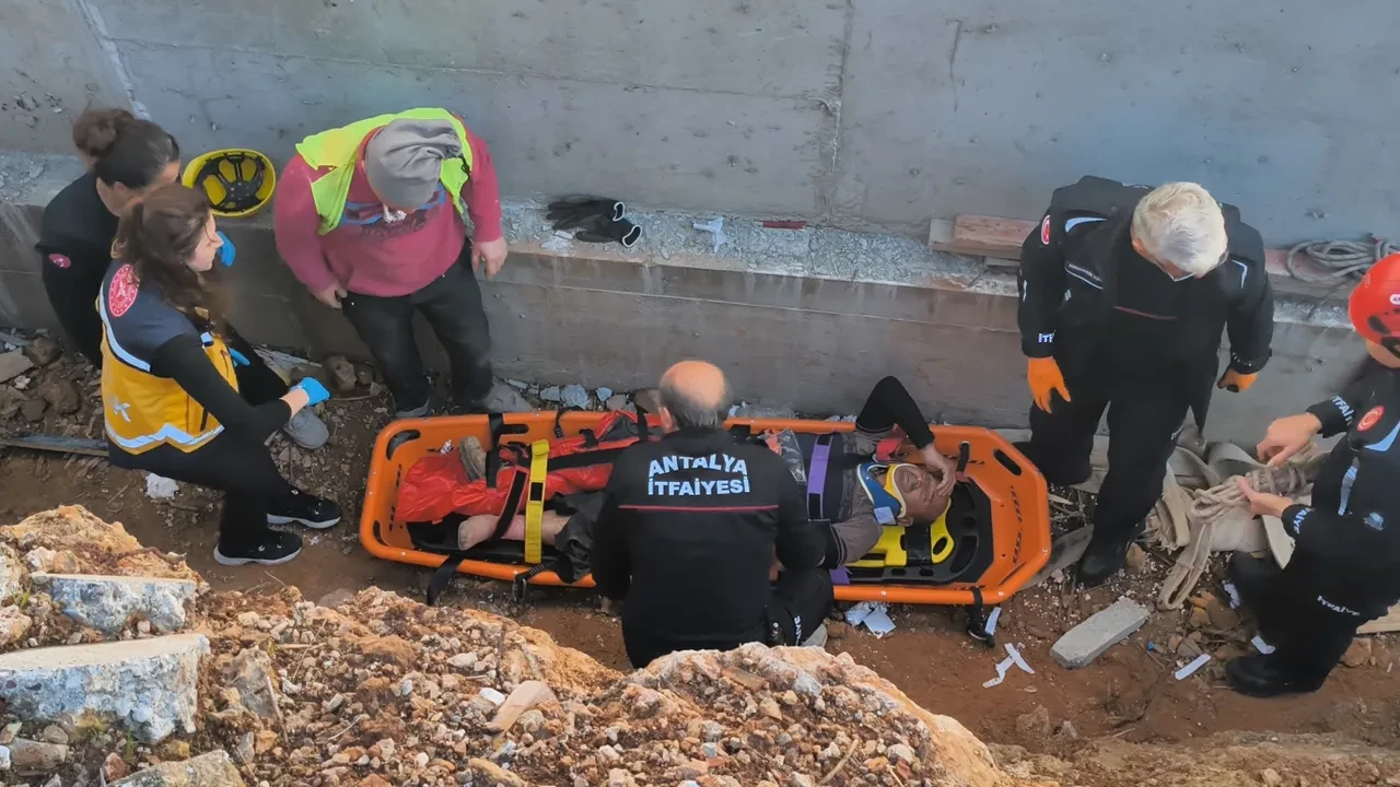 Toprak zemin kayınca 3 metreden düştü! İşçinin yardımına ekipler koştu