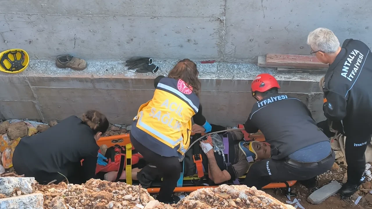 Toprak zemin kayınca 3 metreden düştü! İşçinin yardımına ekipler koştu