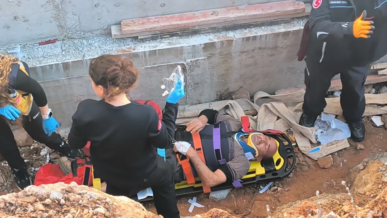 Toprak zemin kayınca 3 metreden düştü! İşçinin yardımına ekipler koştu