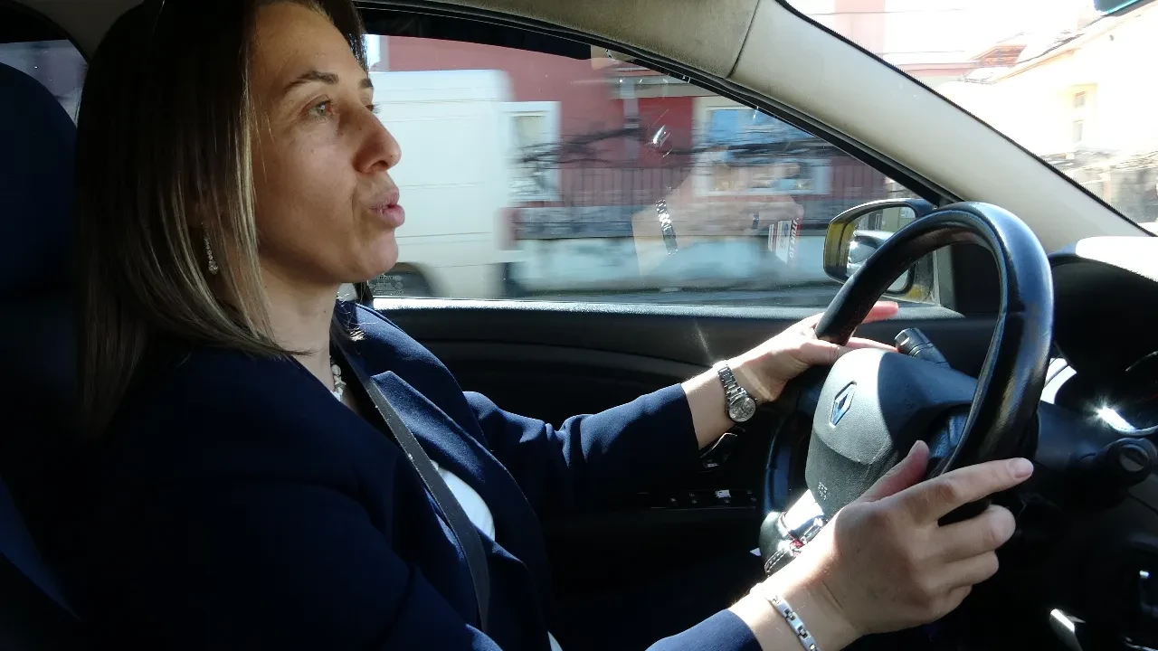 Üç çocuk annesi taksici müşterilerini şaşırtıyor: Görünce tekbir getirip ayet okuyanlar var