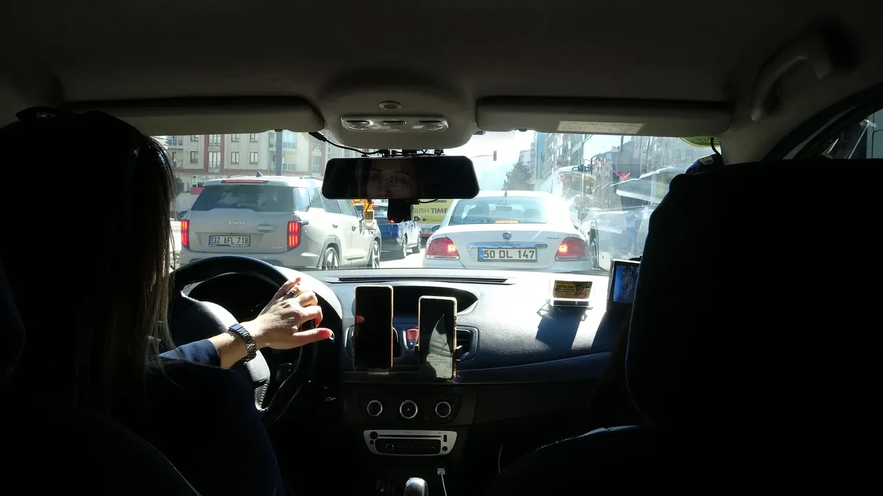 Üç çocuk annesi taksici müşterilerini şaşırtıyor: Görünce tekbir getirip ayet okuyanlar var