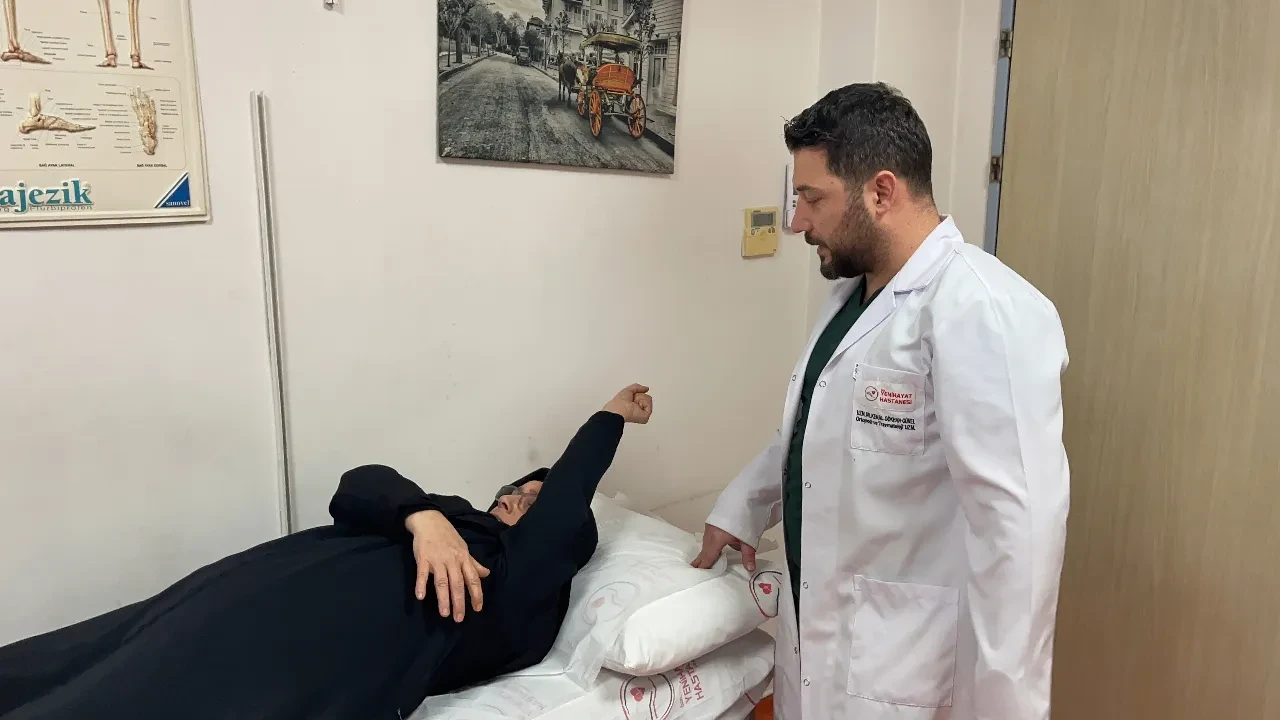 Yarım asır sonra gelen tedavi ağlattı! 4 yaşında felç olan kolunu 52 yıl sonra oynatabildi
