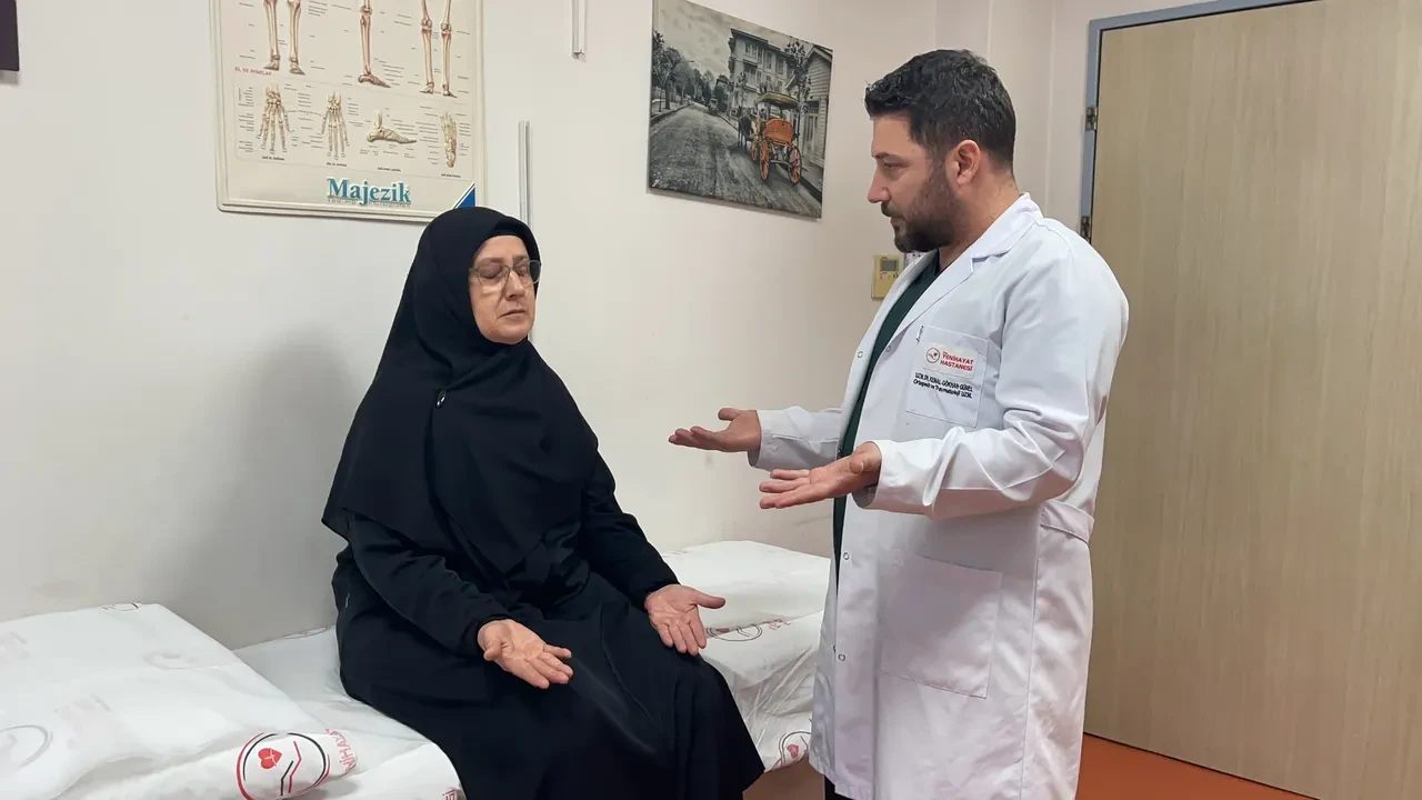 Yarım asır sonra gelen tedavi ağlattı! 4 yaşında felç olan kolunu 52 yıl sonra oynatabildi