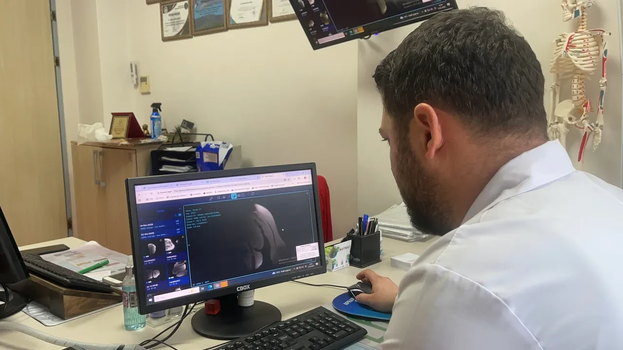 Yarım asır sonra gelen tedavi ağlattı! 4 yaşında felç olan kolunu 52 yıl sonra oynatabildi