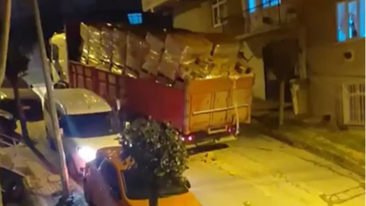 Yokuşu çıkamayınca geri kayarak araçları biçti! Avcılar'daki kaza anı kamerada