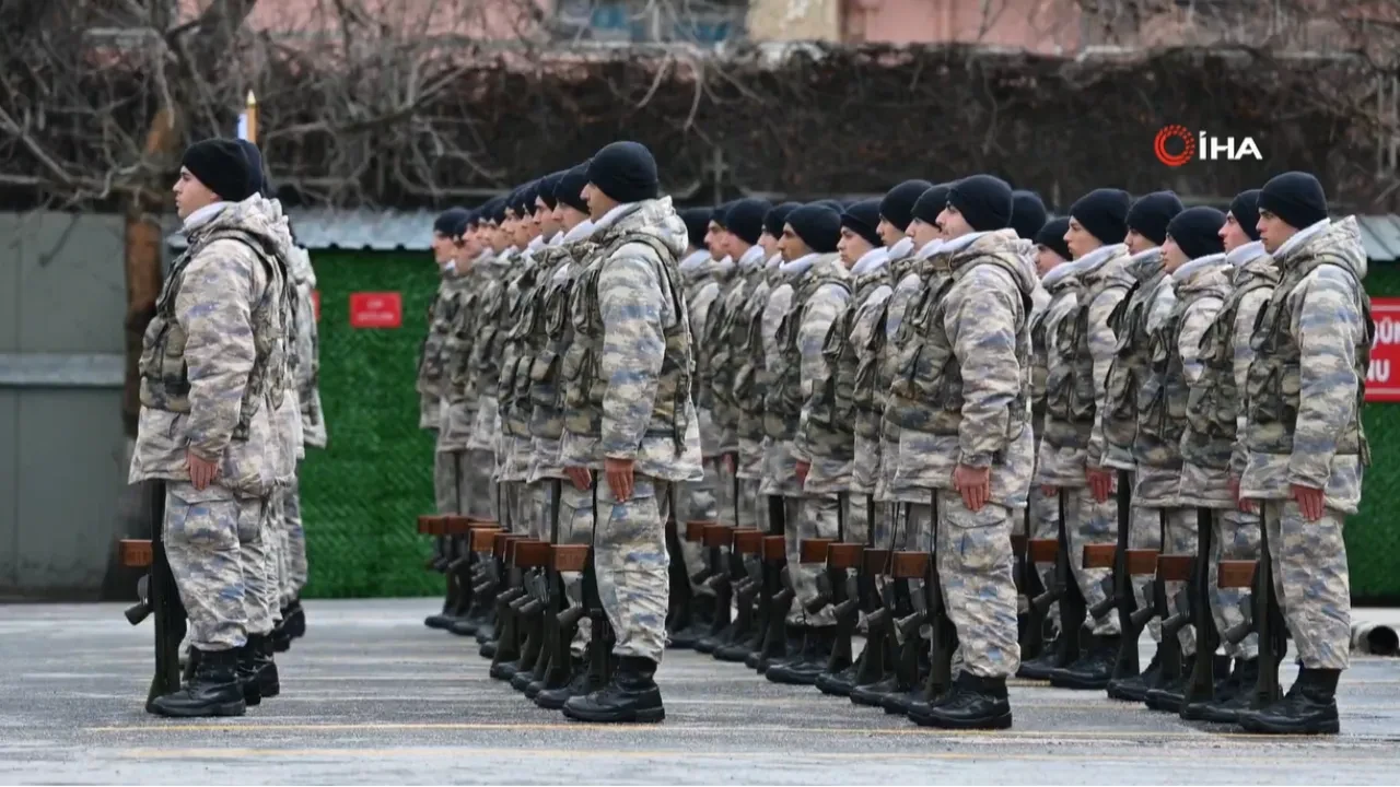 Yüksek rakımda duygulandıran  video: Mehmetçik el örgüsü boyunluklara teşekkür etti