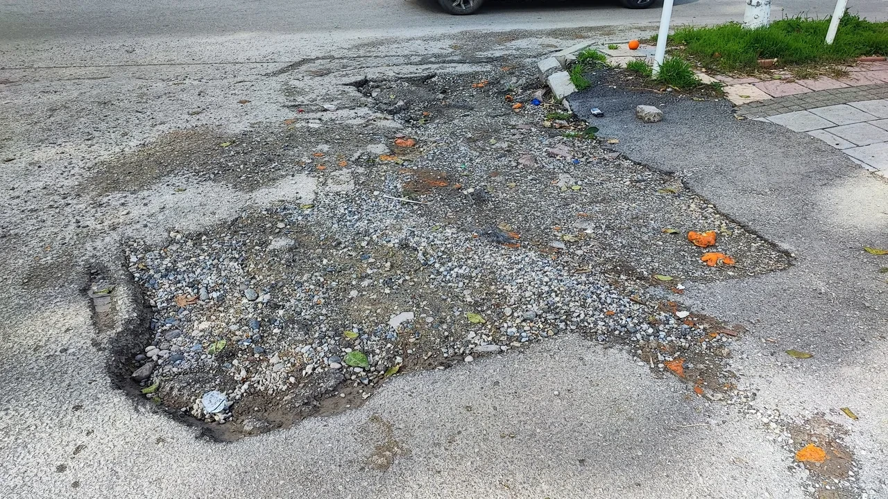 Belediyenin çakıl dökerek kapatmaya çalıştığı çukura takılan kadın hastanelik oldu!