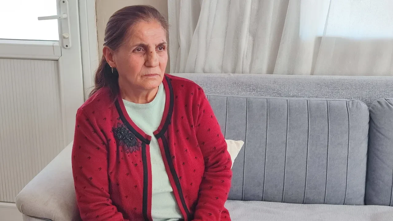 Belediyenin çakıl dökerek kapatmaya çalıştığı çukura takılan kadın hastanelik oldu!