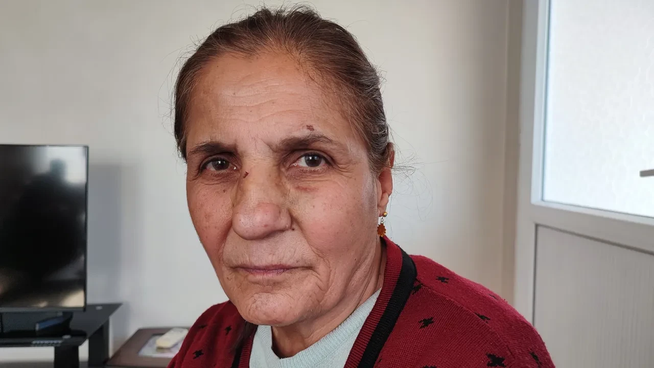 Belediyenin çakıl dökerek kapatmaya çalıştığı çukura takılan kadın hastanelik oldu!