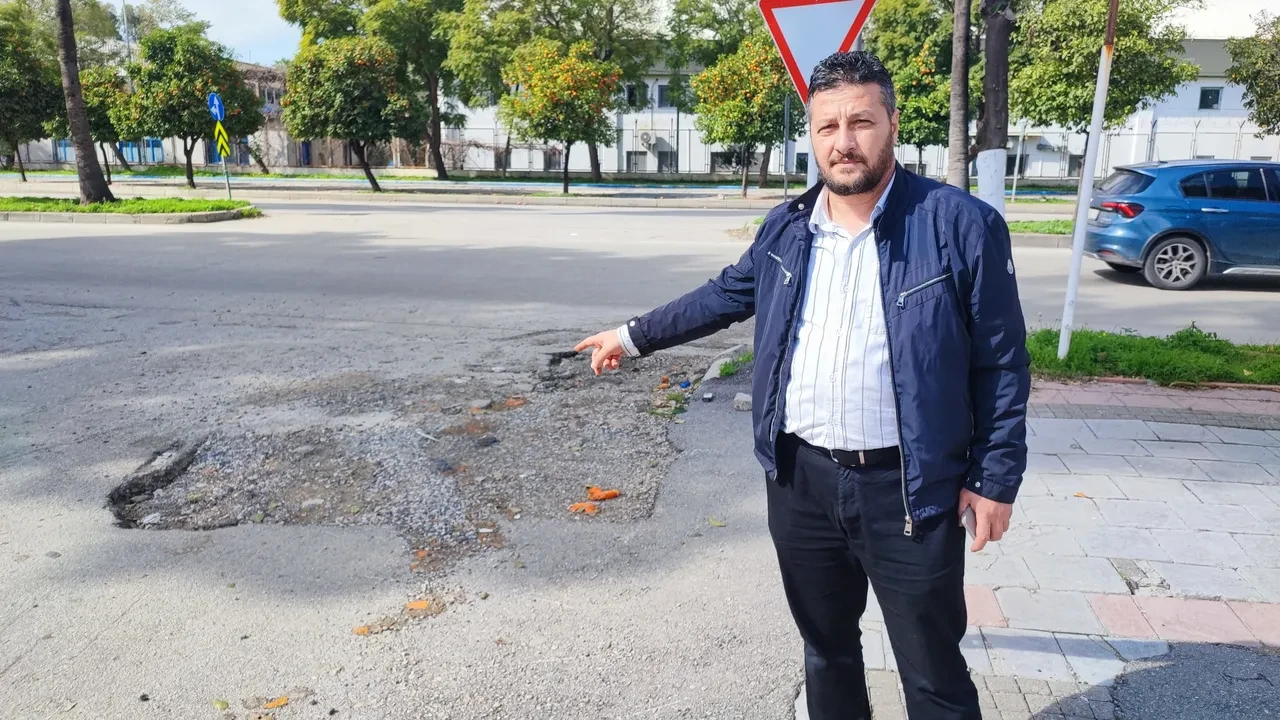 Belediyenin çakıl dökerek kapatmaya çalıştığı çukura takılan kadın hastanelik oldu!