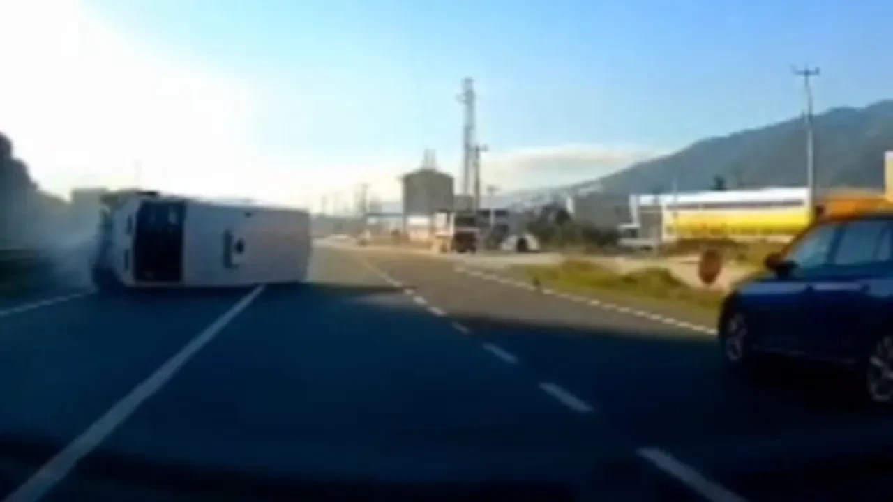 Bursa’da kontrolden çıkan minibüs karşı şeride geçti: O anlar kamerada