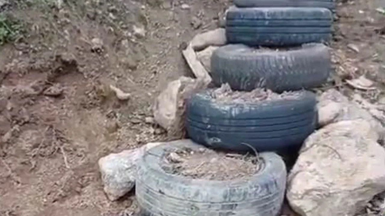 Camiye ulaşmak için ilginç çözüm: Araç lastiklerinden merdiven yaptılar