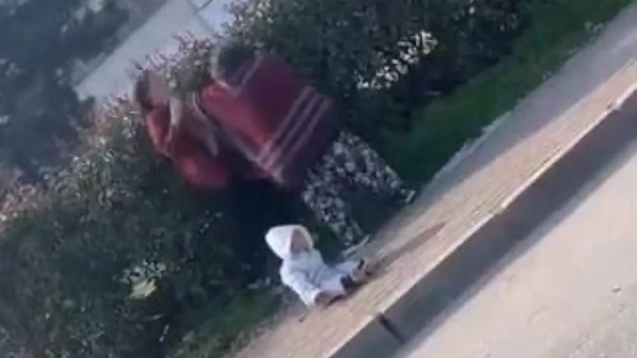 Dilenci kadınlar birbirine girdi bebek yere düştü! Saç saça baş başa kavga kamerada