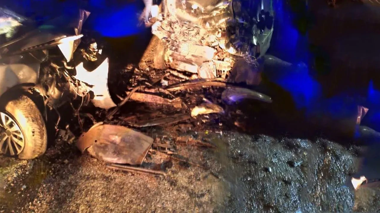 Diyarbakır'da 2 otomobil kafa kafaya çarpıştı: 5 ölü