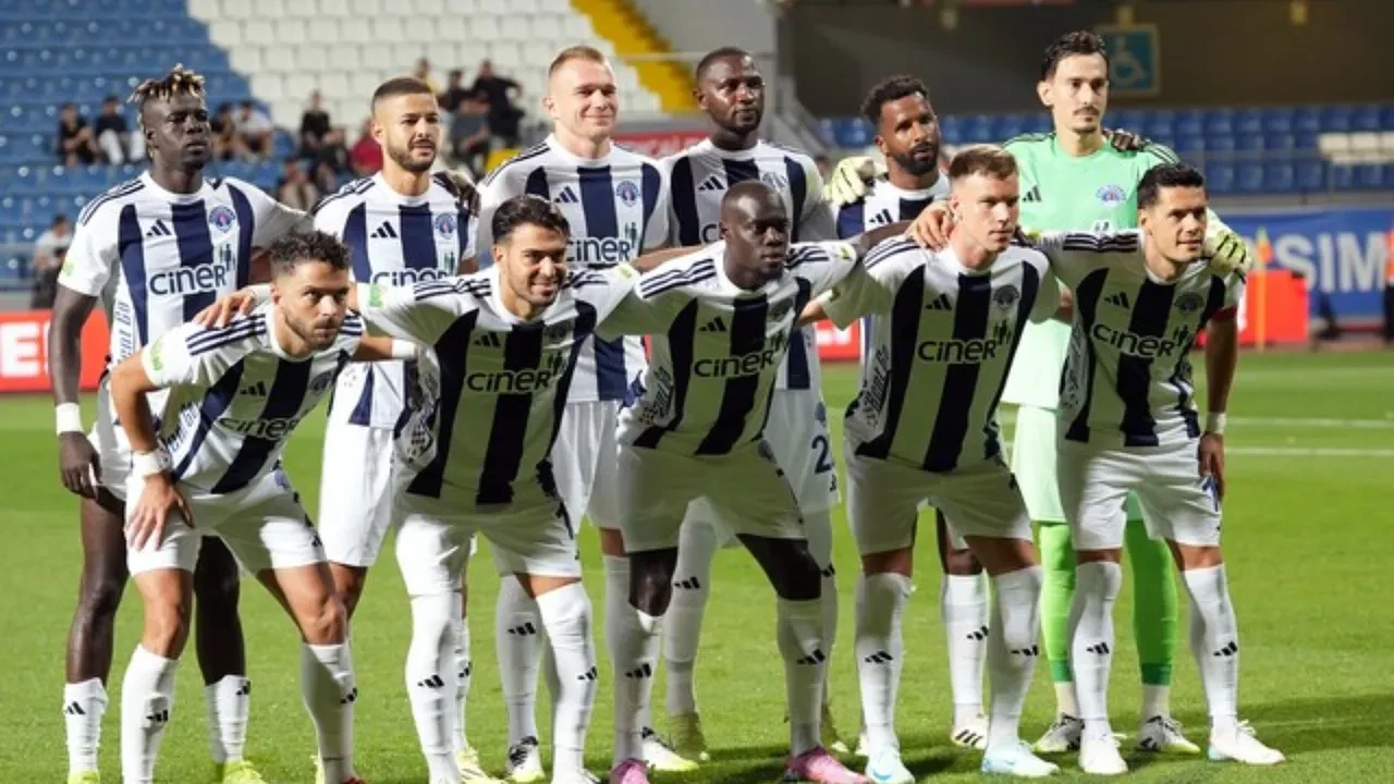 Galatasaray mı, Fenerbahçe mi? Süper Lig'de şampiyonluk ihtimalleri açıklandı!