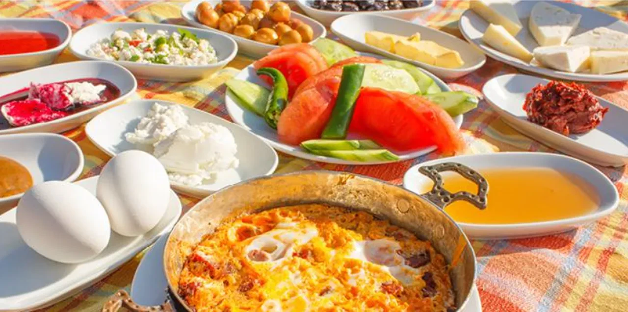  Gün boyu susatmayan ve tok tutan en garanti sahur menüsü 2026! Sahurda ne yenmeli?