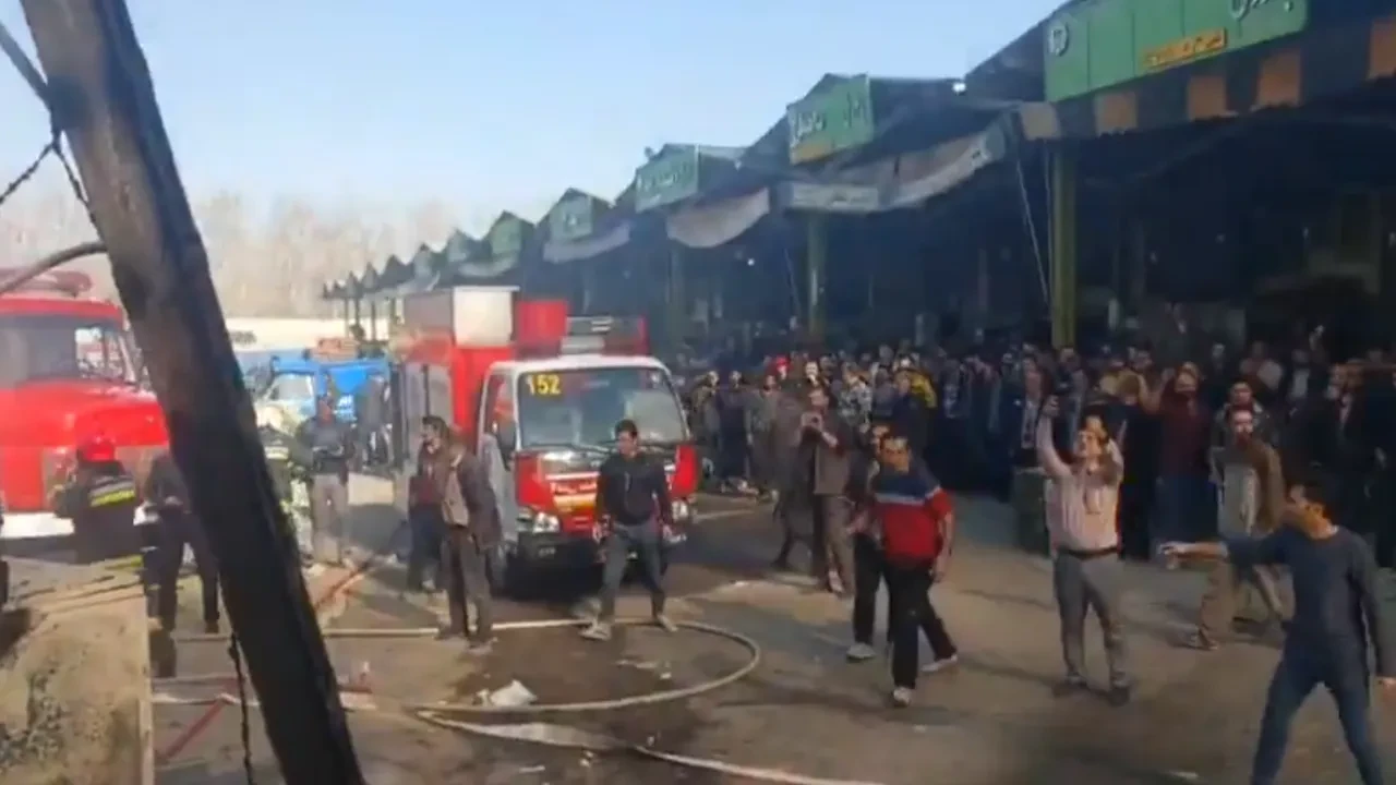 Helikopter meyve sebze haline düştü! İran'da korku dolu anlar