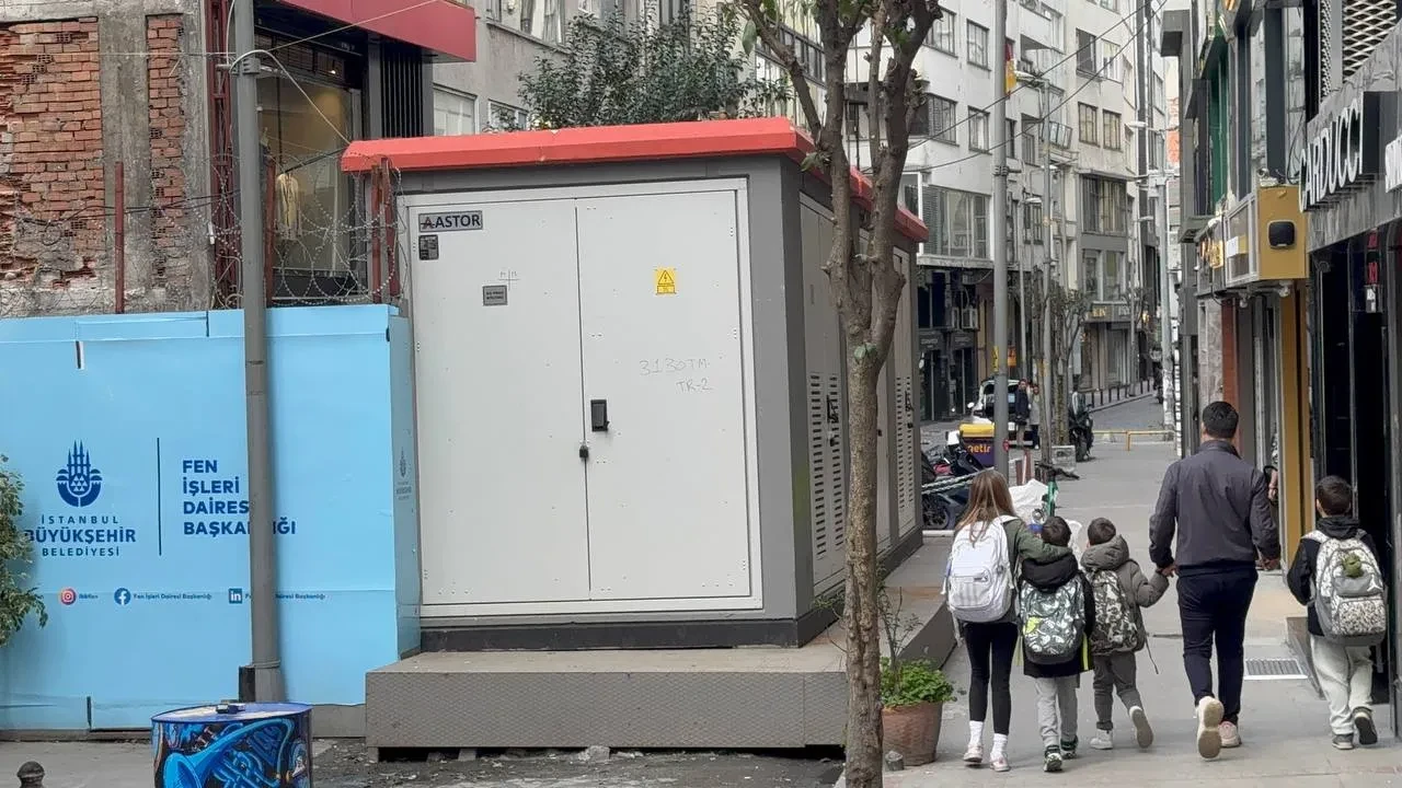 İBB inşaatı bahane etti yolun ortasına koydu, tepkilere kulak asmıyor