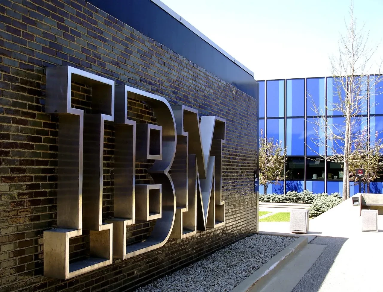 IBM’de 25 yılın en sert düşüşü