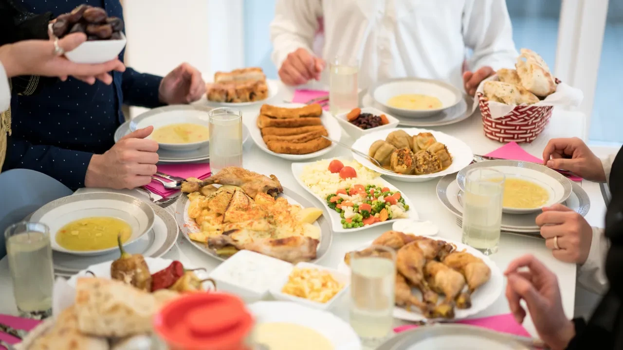 Ramazan sofrasının maliyeti ne kadar yükseldi? TÜKONFED'den İbrahim Güllü uyardı: Bir kişiye 8 bin liralık iftar menüsü