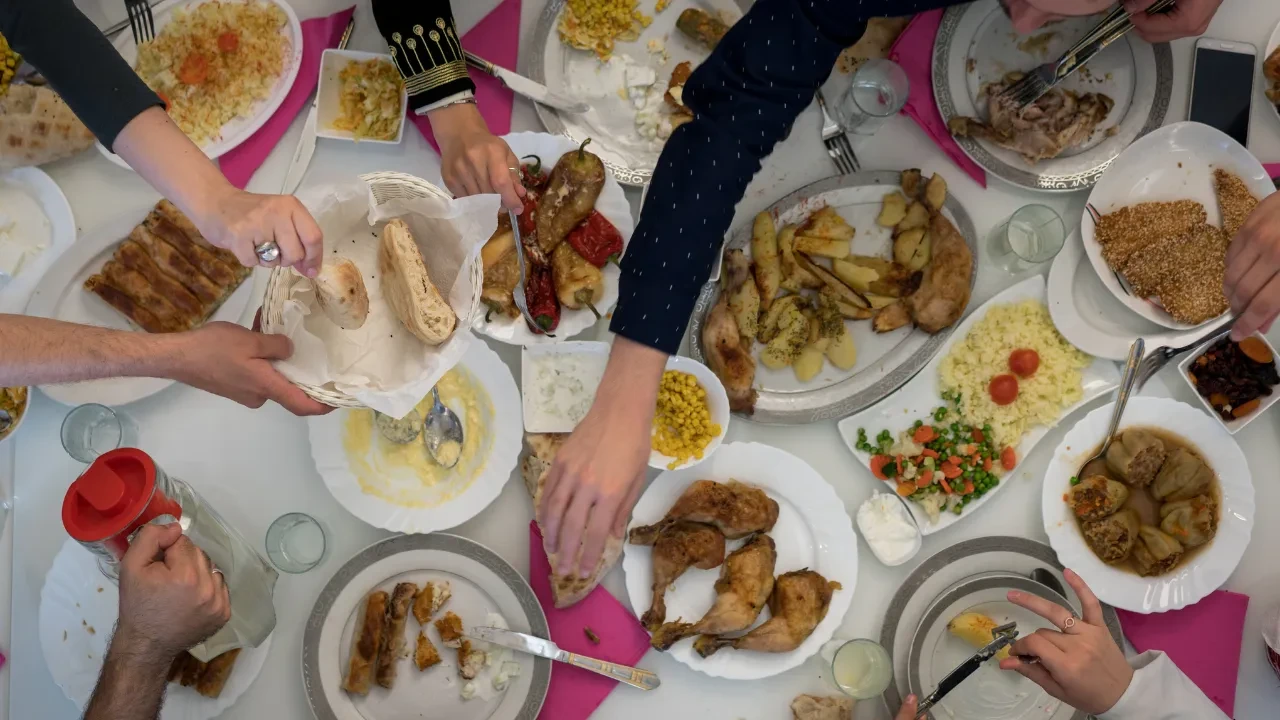 Ramazan sofrasının maliyeti ne kadar yükseldi? TÜKONFED'den İbrahim Güllü uyardı: Bir kişiye 8 bin liralık iftar menüsü