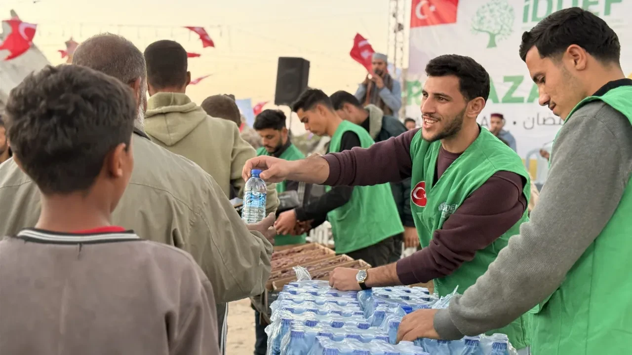 İDDEF Gazze’de yıkıntılar arasında umut sofraları kuruyor