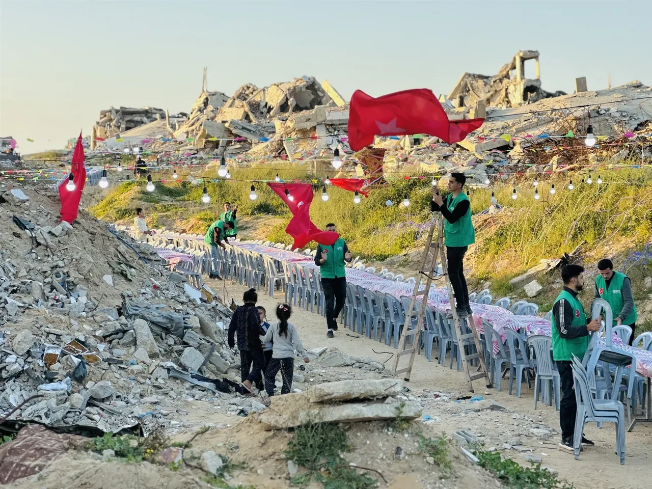 İDDEF Gazze’de yıkıntılar arasında umut sofraları kuruyor